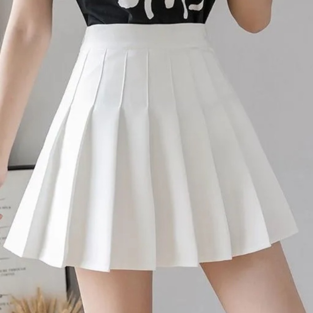 High waisted white pleated mini skirt! [RUNS SMALL]